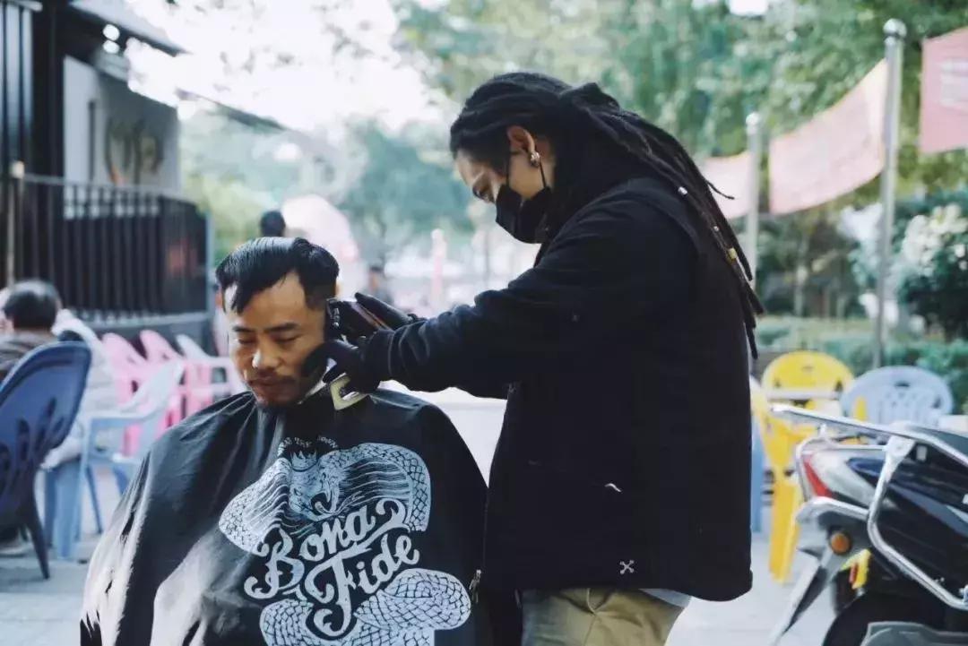 20分钟剪完一个男发算久吗,剪一个男发十五分钟