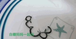 神笔白糖：我在盘子里画了只蝌蚪，加了点水，它就活过来游走了！