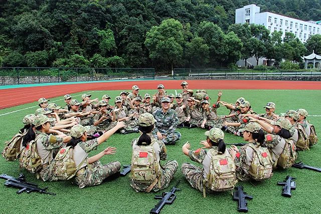“校长在线”来了，快为闻涛中学男神校长打call~