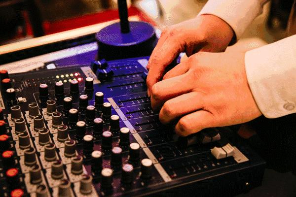 高管放弃高薪，研发出100多道新菜，取材就在店门口的小花园！