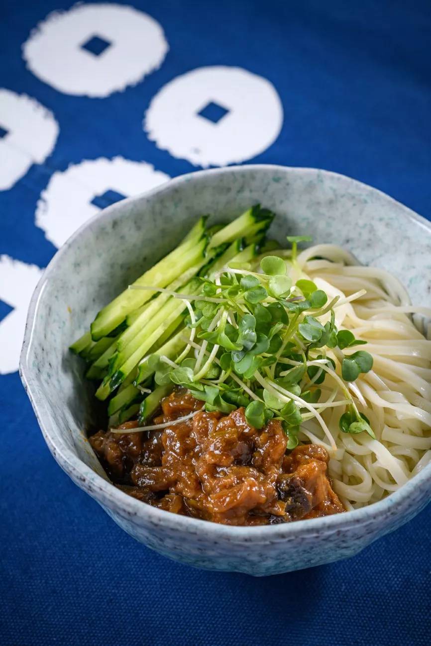 别再长胖了，否则你连这家店的门都挤不进去！