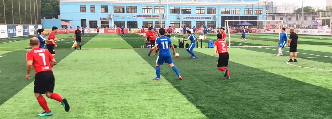 “宅男”也疯狂,且看足球赛场谁是英雄?