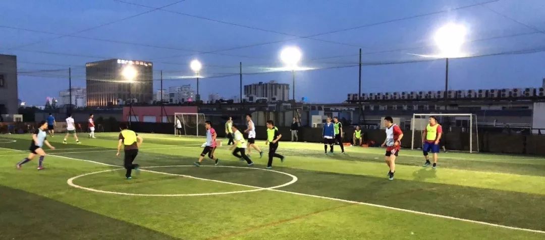 “宅男”也疯狂,且看足球赛场谁是英雄?