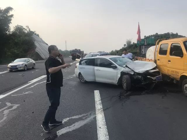 高速交警出警再遇车祸,高速车祸警车开道急救