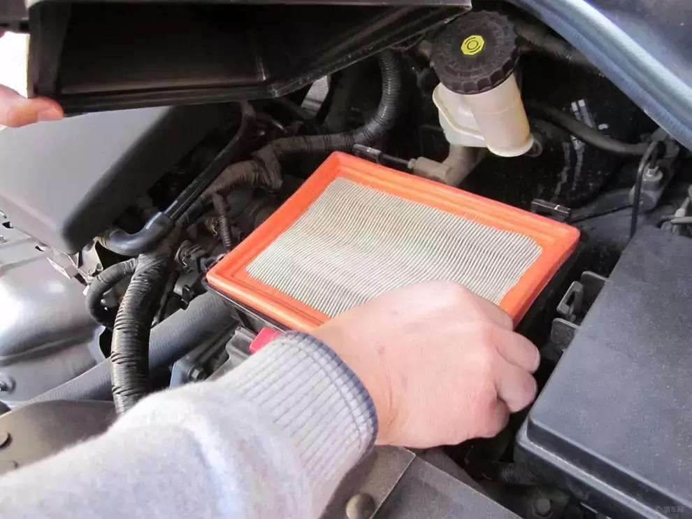 如何自己动手更换汽车空滤,自己动手换空滤和空调滤芯
