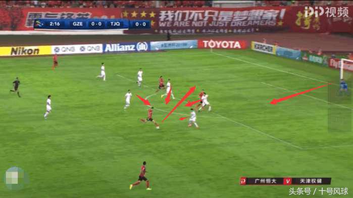 郜林踢球被解说,郜林脚后跟射门里皮