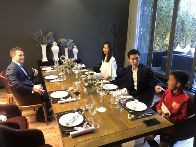 欧文造访安踏总部,欧文到访中国