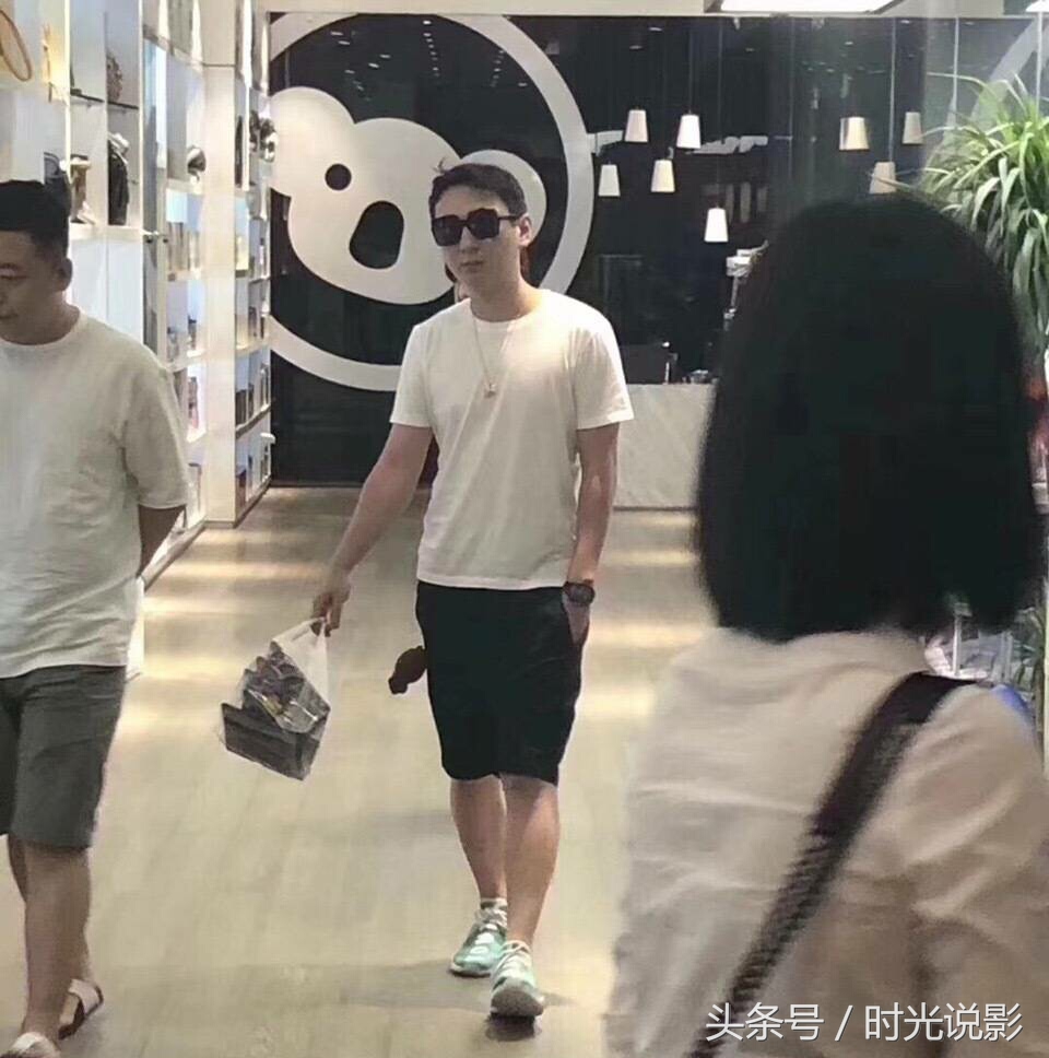 王思聪现身机场被围堵,王思聪街头被围观