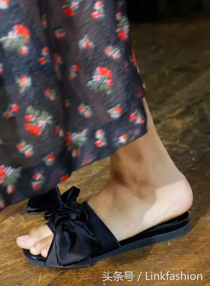 平底拖鞋太火热下面这几款最时髦,又百搭又舒服的拖鞋