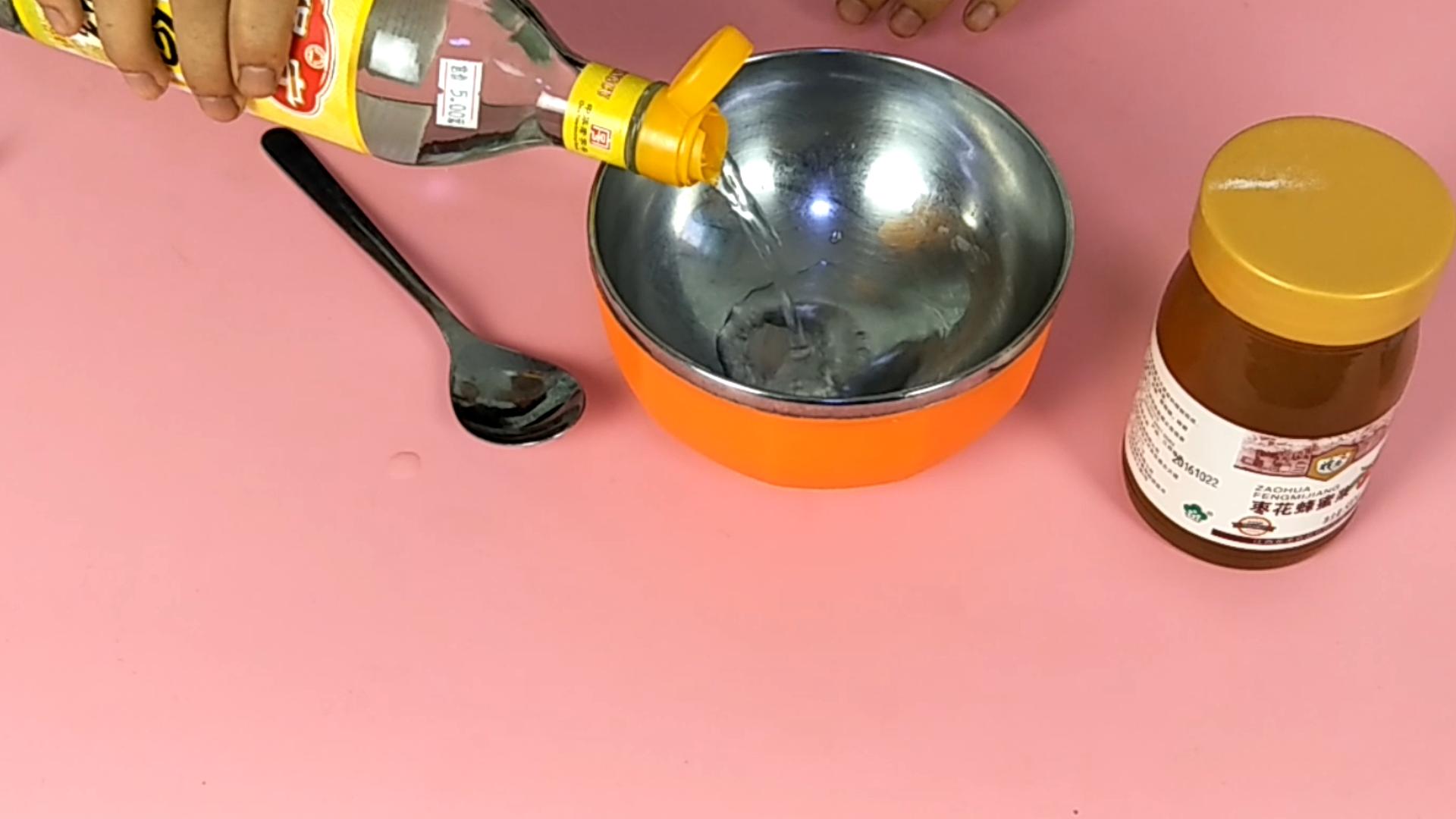 把白醋和蜂蜜放一起,蜂蜜和白醋一起兑开水喝功效