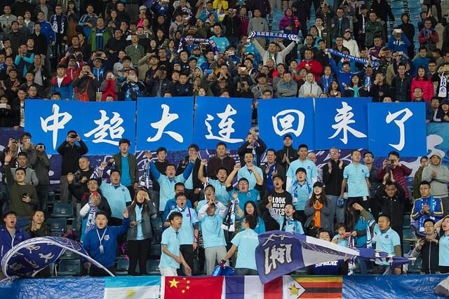 大连足球运动员感谢球迷大爷,大连唯有足球不可辜负