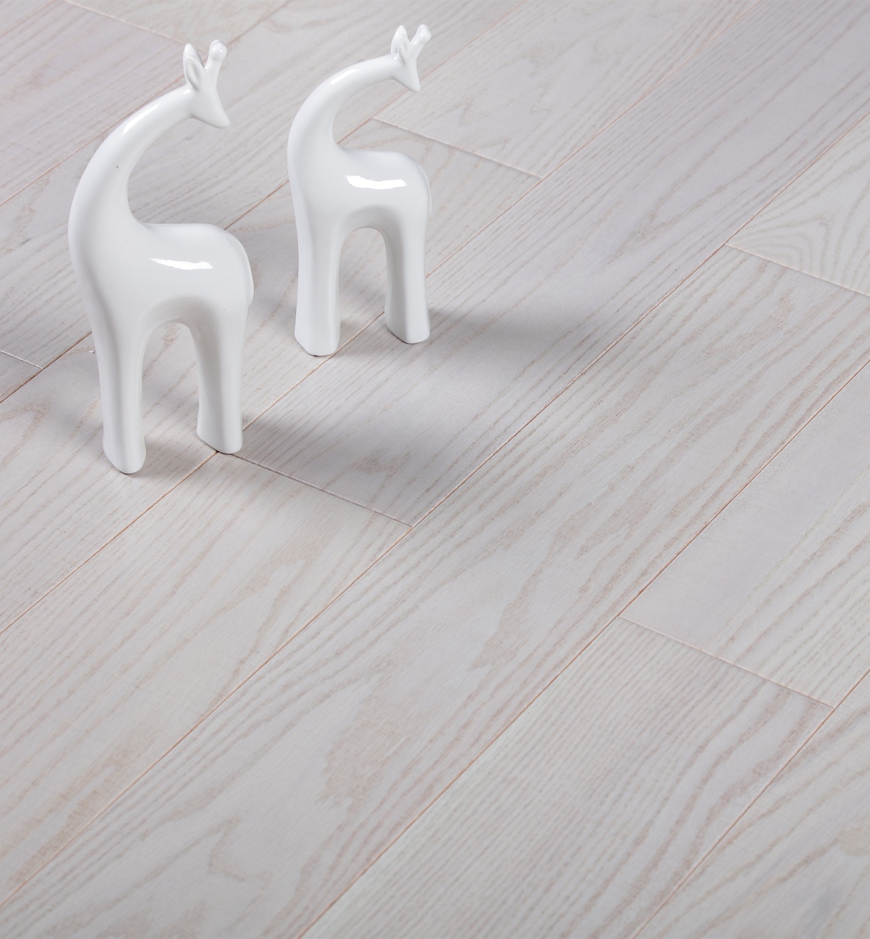 美国红橡地板价格多少,美国红橡原木地板铺贴效果图大全