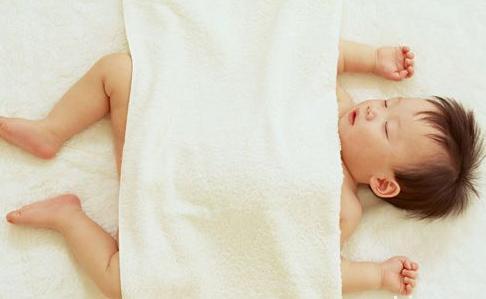 宝宝后脑勺睡平了有什么危害,一岁半宝宝后脑勺突出还能睡平吗