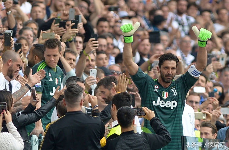 布冯几次入选最佳阵容,神也会犯错