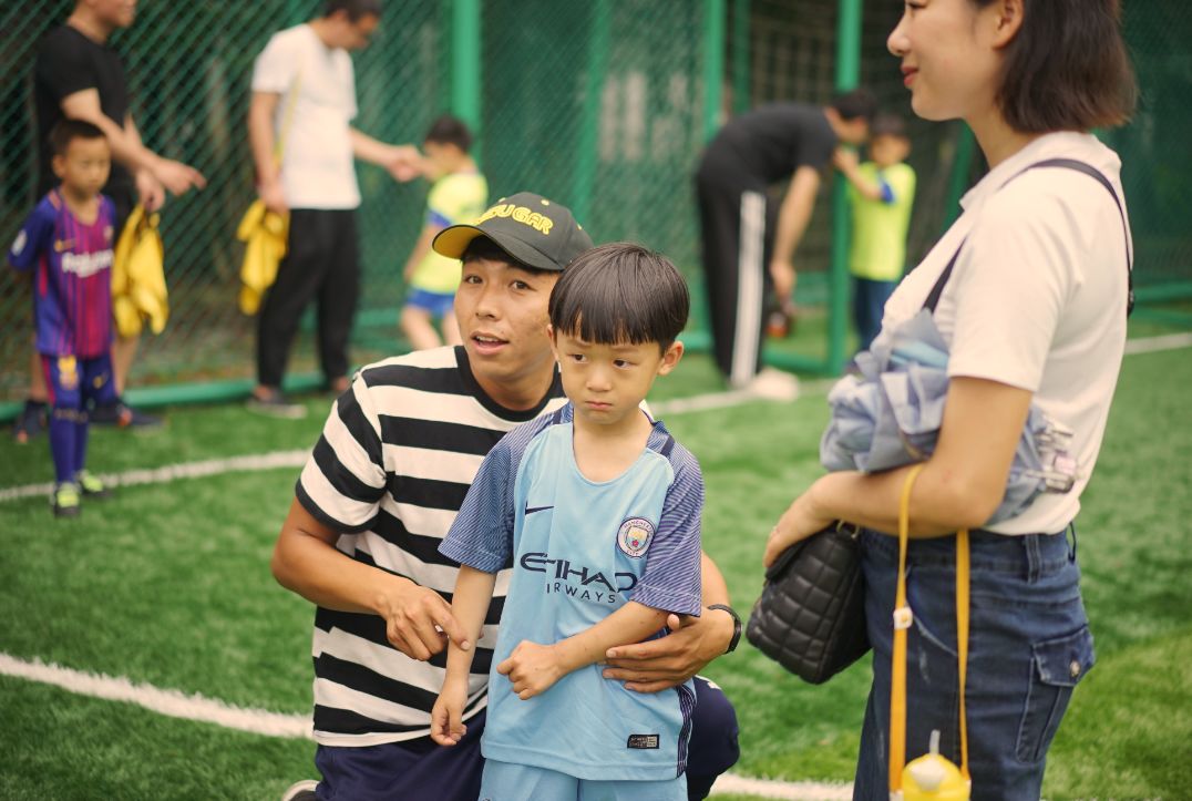 足球场上令人羡慕的情侣,足球场上父子温情一刻