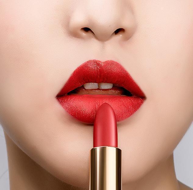 涂完口红用纸巾抿一下,擦了口红为什么要抿一下