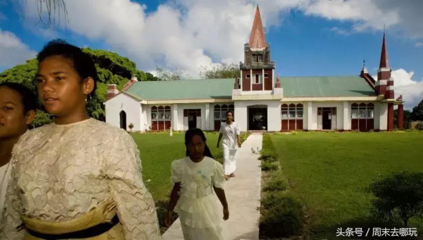 去了夏威夷才知道女人不用穿bra,去了斐济才知道,男人不爱穿裤子