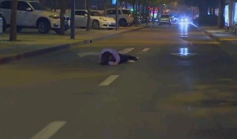 对比发现王晓晨的演艺之路太难 (王晓晨摔倒视频)