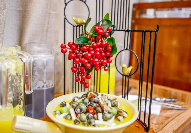 雪浪山花海几步之遥，藏着一个可骑马飚车还风景如画的山庄