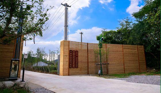 雪浪山花海几步之遥，藏着一个可骑马飚车还风景如画的山庄