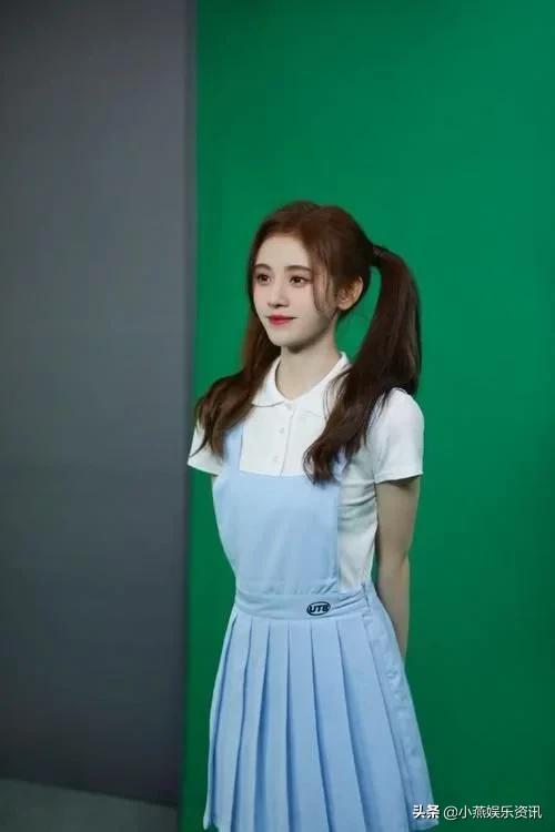 鞠婧祎杨超越丸子头,对比杨超越和鞠婧祎同穿蓝裙