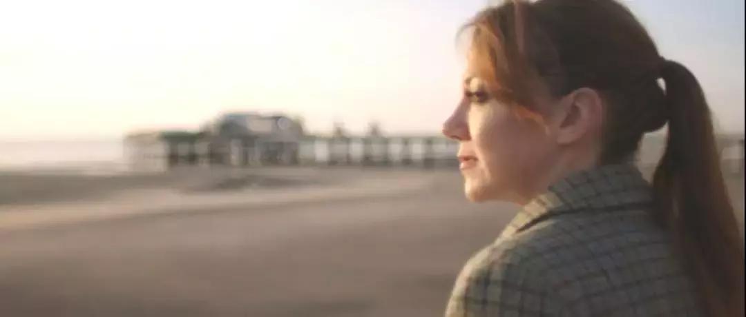 别盯着鲁豫了，BBC这名女主持，才是世界级的话题终结者