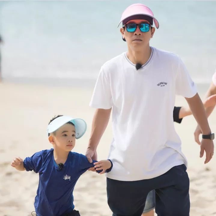 陈小春带应采儿上节目,陈小春和应采儿爸爸去哪儿秀恩爱