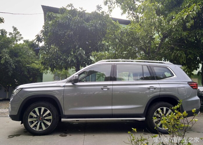 荣威rx8气场怎么样,荣威rx8七座版大红色