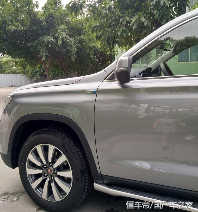 荣威rx8气场怎么样,荣威rx8七座版大红色