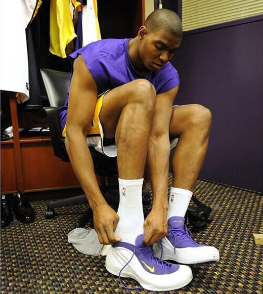 NBA装备到底价值几何？定制面具价格最贵，正版球衣价格公道！