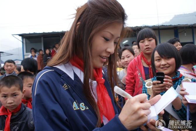 穿越地震带之什邡日记：地震周年谭咏麟黄日华众明星到蓥华小学