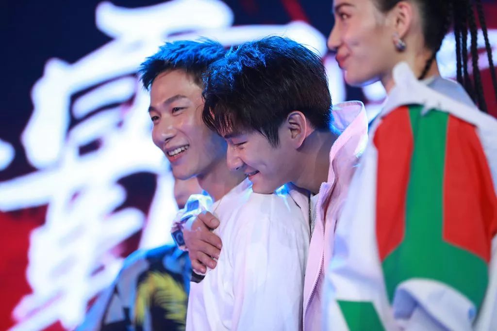 这就是街舞淘汰了一位外国选手,这就是街舞几个人抢桌子上的箱子