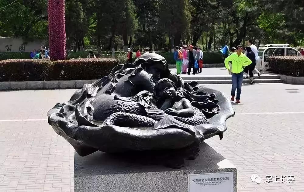 21组精美雕塑沿着长马赛道铺开，告诉我你看到了谁，我就知道你跑到了哪儿