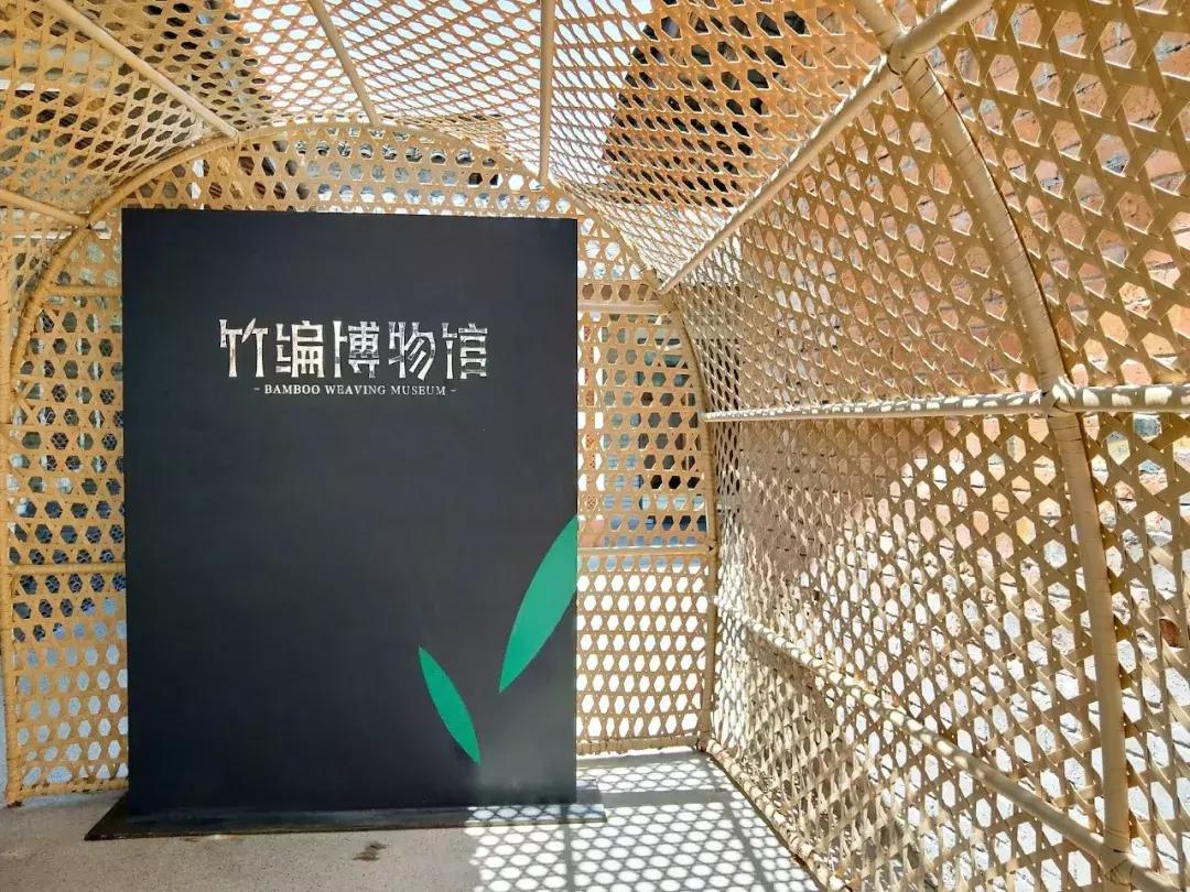 我去了成都向西50里的桃源村，朋友问我是不是去了日本？