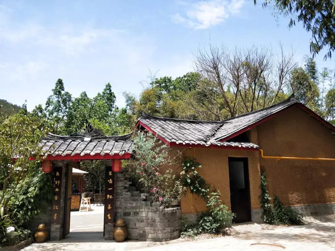 我去了成都向西50里的桃源村,朋友问我是不是去了日本?