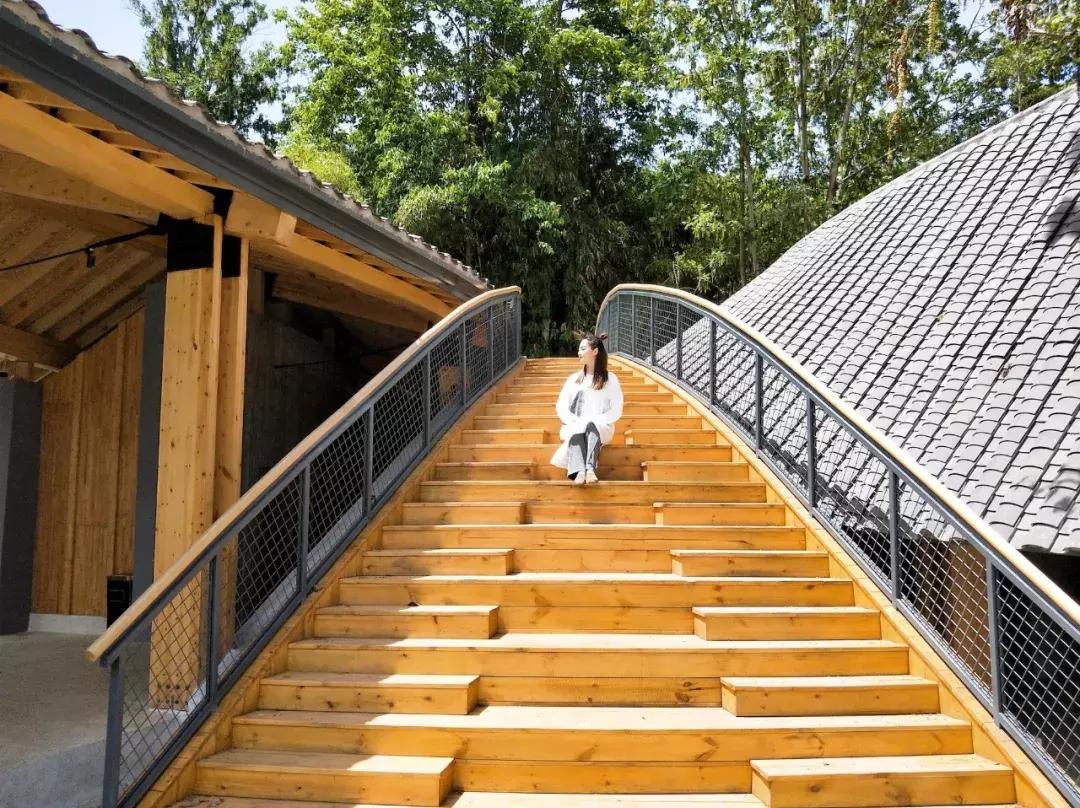 我去了成都向西50里的桃源村，朋友问我是不是去了日本？