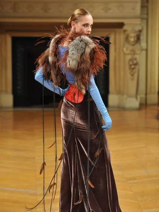 羽毛制品会延续皮草们的“人道之路”，退出时尚界吗？