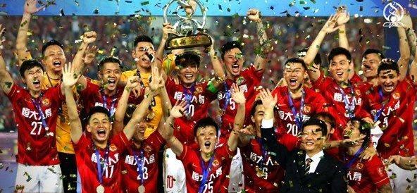 广州足球现场震撼气氛,广州球迷现场观赛