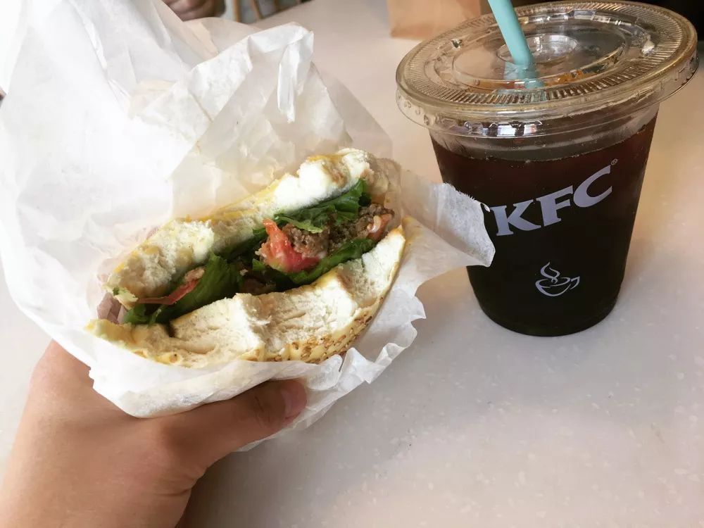 香港女孩卖包子一个70块，照样有人愿意花40分钟排队买，凭什么？