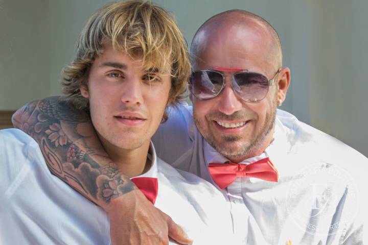 看了贾斯汀比伯的爸爸年轻时的颜值，不禁感叹基因的强大