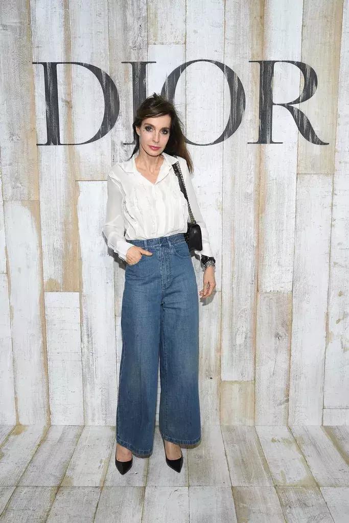 杨采钰迪奥马鞍包,杨采钰出席活动红裙惊艳十足