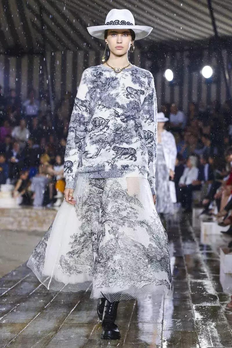 杨采钰迪奥马鞍包,杨采钰出席活动红裙惊艳十足