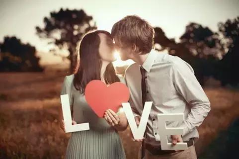 暗恋隔壁班的男生该怎么表白,暗恋一个男生主动靠近得不到回应