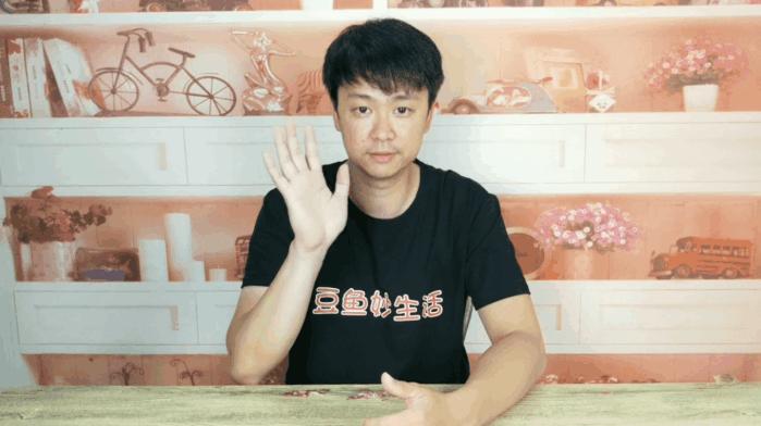 叠衣服很费时？教你1秒叠一件，简单又快速，家家户户用得着