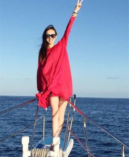 赵丽颖红裙乘风破浪,赵丽颖船上写真