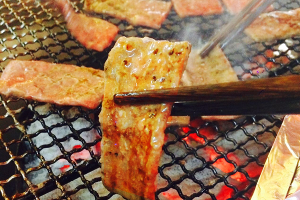 屋顶上烧烤,很有特色的一个火盆烤肉