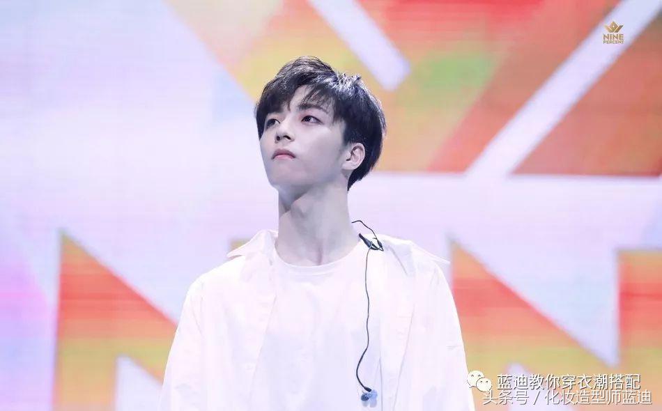 王俊凯一身棒球服,王俊凯机场穿运动套装