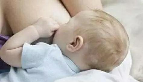 爸爸和儿子抢着吃“母乳”,却把老婆吃进医院，医生脸都绿了