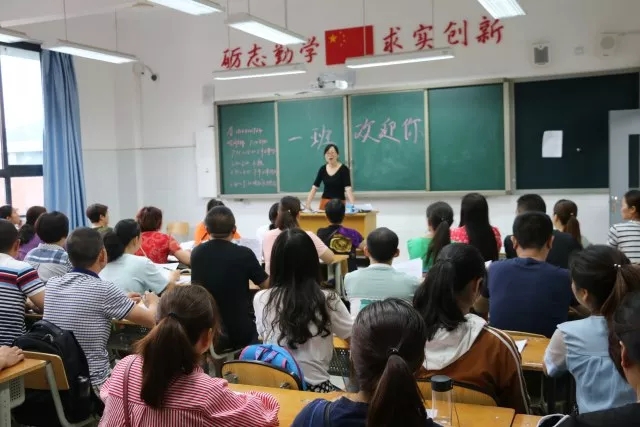 校园洋溢着青春的活力与气息,校园充满活力的气息和欢声笑语