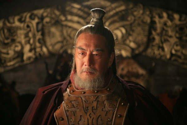 士兵腿上长疮,将军亲自吸脓,士兵母亲号啕大哭:儿子活不长了!